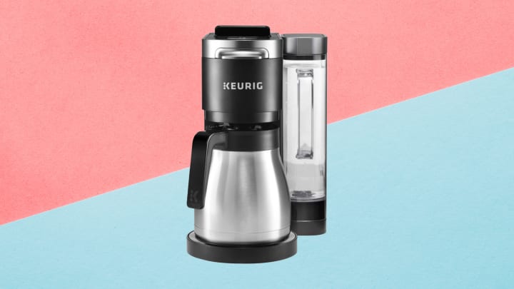 Keurig K-Duo Plus Kaffeemaschine mit Single Serve K-Cup Pod vor rosa und blauem Hintergrund.